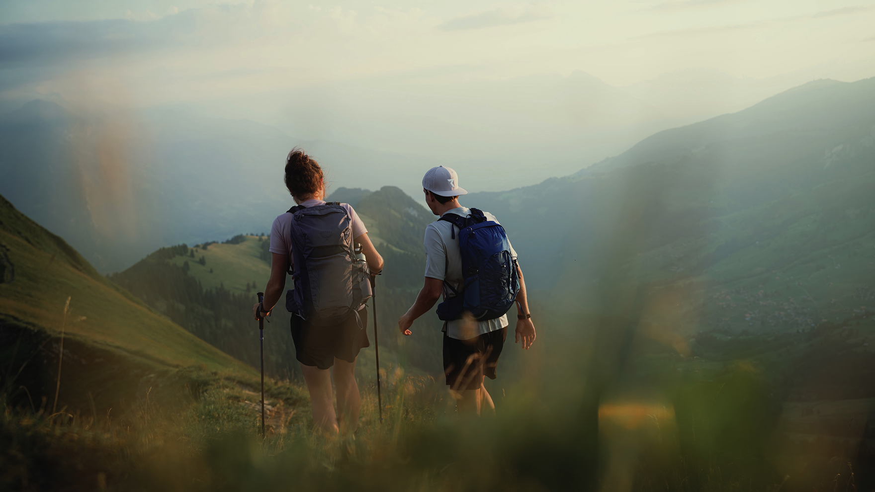 Bergabstieg, mit den Rucksack-Modellen von Osprey, 2 Wanderer
