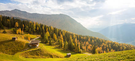 Herbst im Gsiesertal, Blick auf Almen und Bergen, goldenes Licht