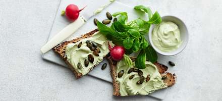 Kürbiskernaufstrich mit Radieschen auf Brot Rezept