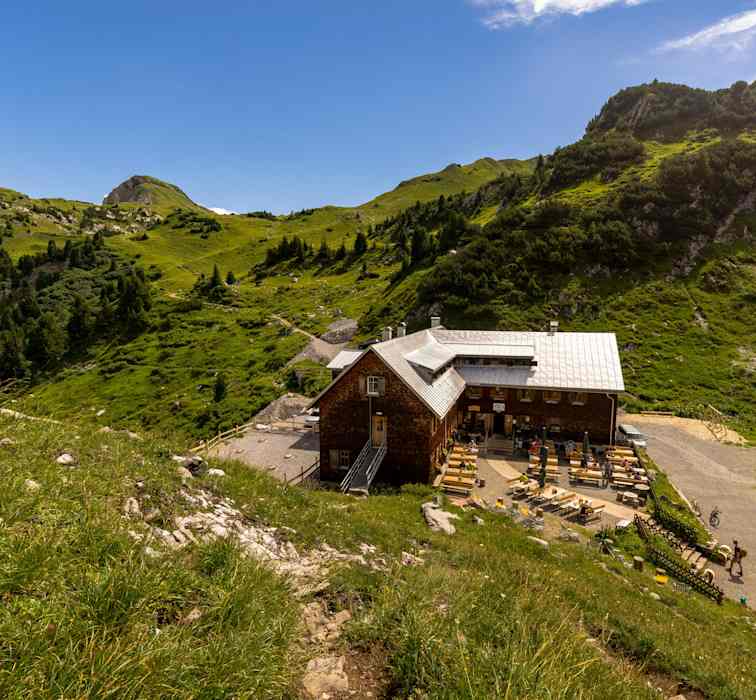 Die Freiburger Hütte (1.931 m) in Vorarlberg