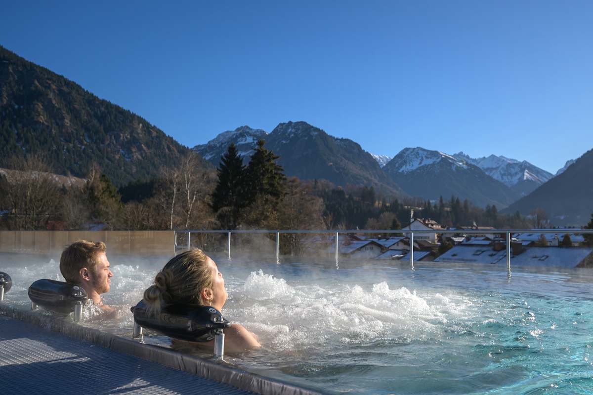 Nach einem langen Tag am Berg kannst du in der Therme Oberstdorf neue Kraft tanken.