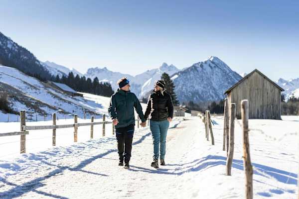 Die Winterwanderwege im Tal rund um Oberstdorf sind flach und sonnig.