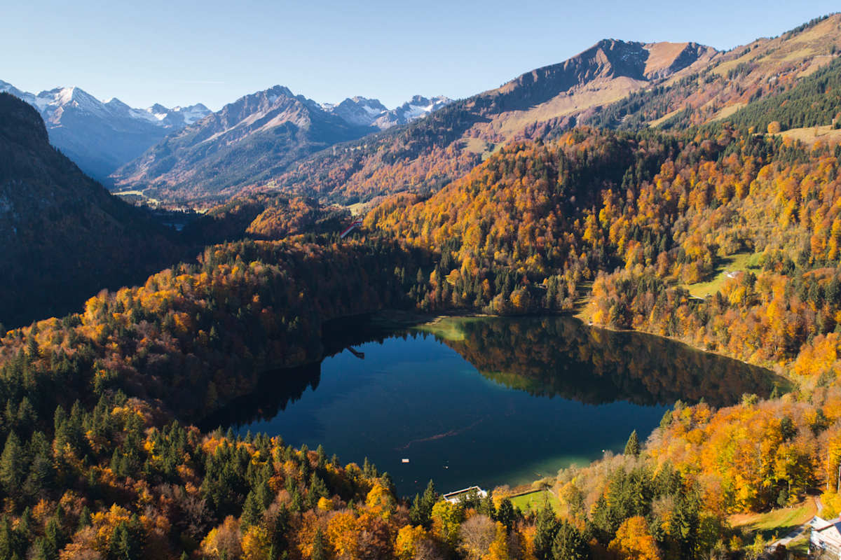 Im Herbst erstrahlen die Seen rund um Oberstdorf in den schönsten Farben.