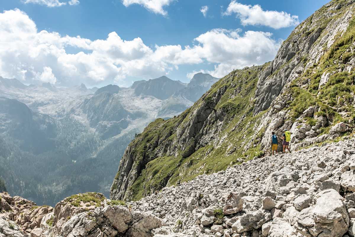 Bergwanderführer im Fels