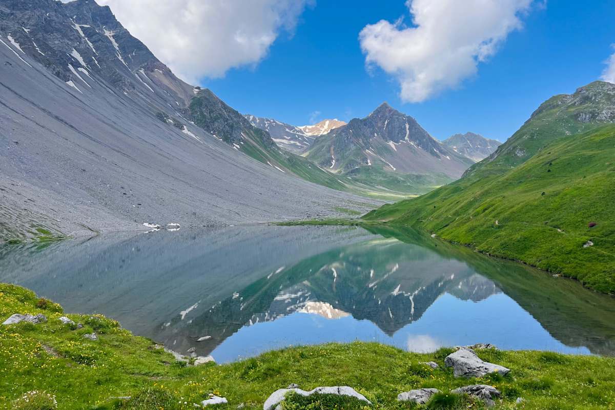 Unterwegs lädt der Älplisee zur Abkühlung ein.