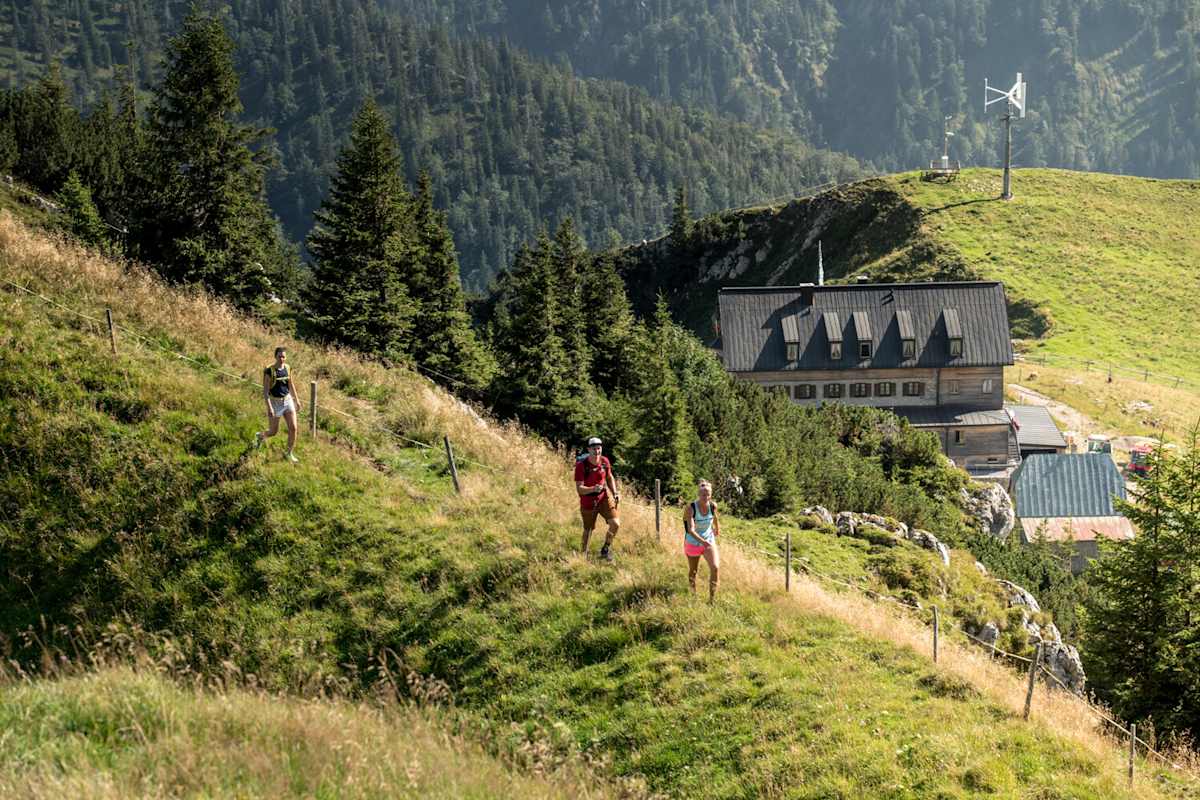 Wanderer vor dem Rotwandhaus