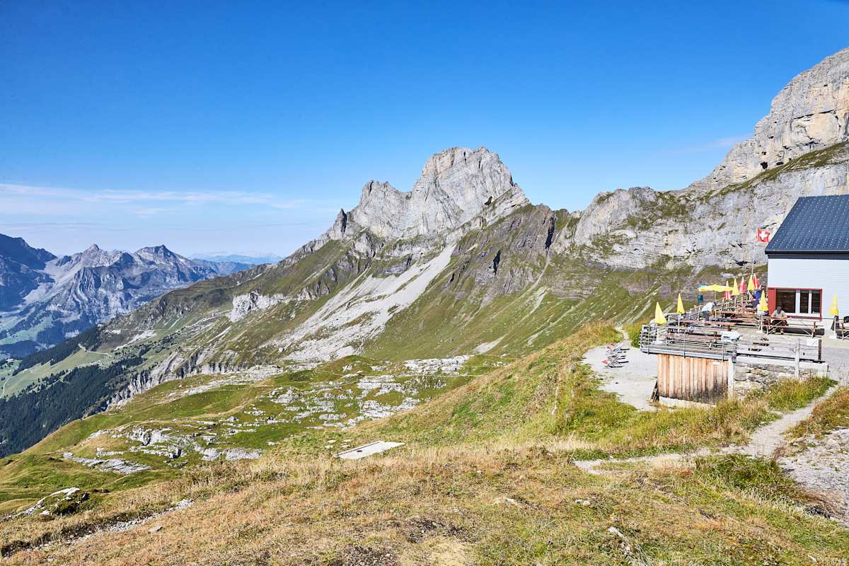 Blick auf Rugghubelhütte und umliegende Bergwelt