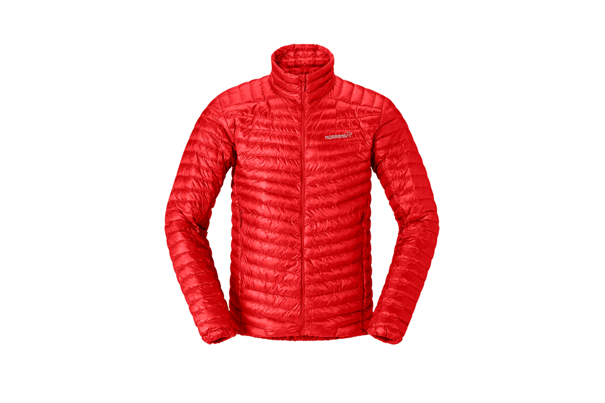 Die trollveggen down800 super light Jacket von Norrøna in der Farbe Arednalin ist ein besonders knalliger Hingucker am Berg.