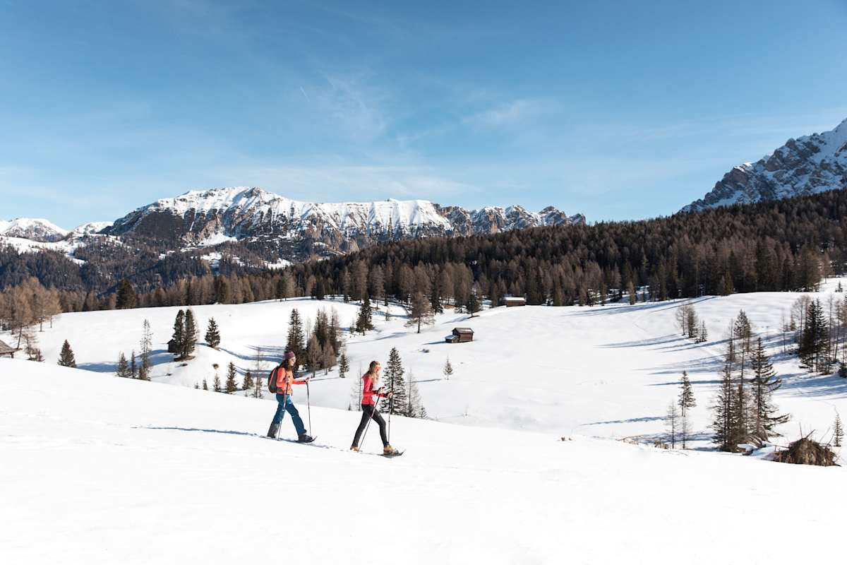 Mit Schneeschuhen über die Armentara Wiesen