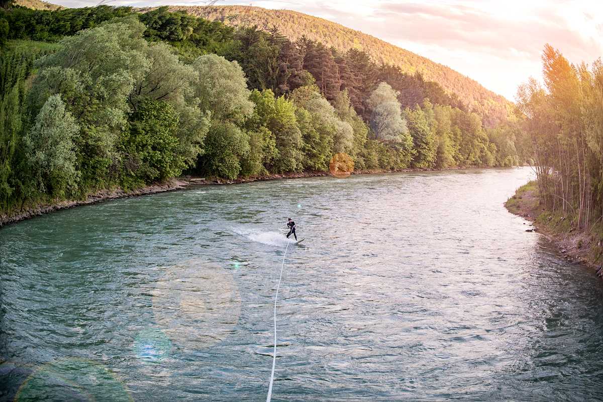 Surfer am Seil auf dem Eisack in Brixen