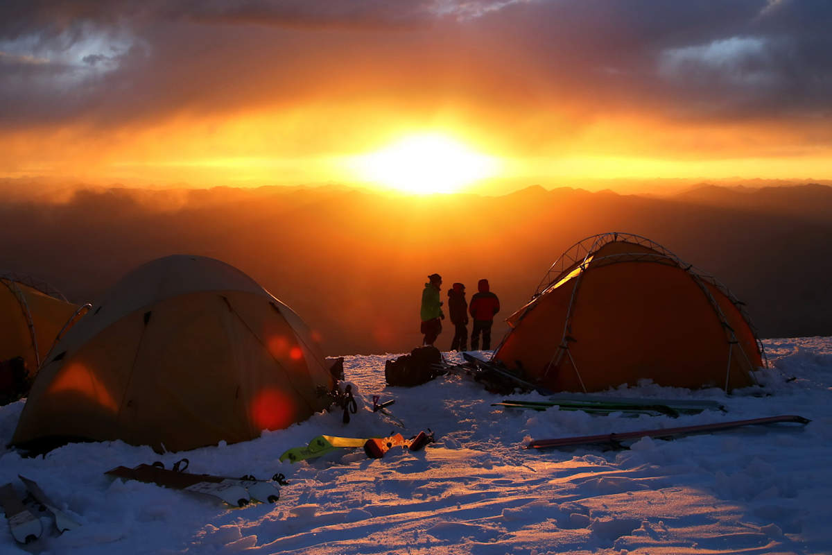 Hochlager 1 am 7.509 m hohen Muztagh Ata. Der Muztagh Ata (der Vater der Eisberge,  wie der Name des Berges aus dem uigurischen übersetzt lautet), liegt im Kuen Lun-Gebirge der westlichsten chinesischen Provinz Xinjiang.