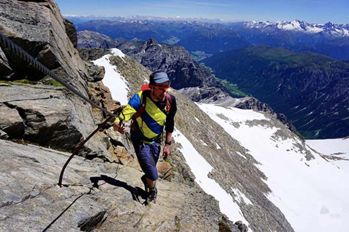 Auch im obersten Bereich des Anstiegs erleichtern Stahlseile die Fortbewegung.