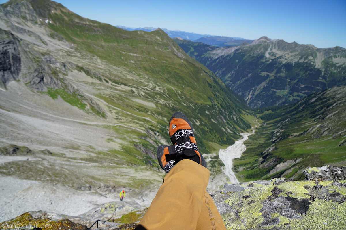Der Nachsteiger genießt den perfekten Granit, der Vorsteiger den bequemen Standplatz und die wunderbare Landschaft.