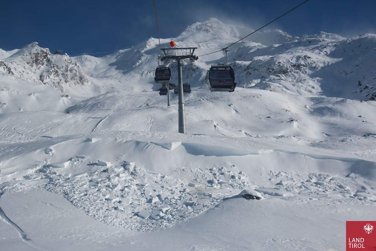 Die zweite Gefahr bilden spontane Schneebrettlawine. Frischer Triebschnee auf lockerem, kalten Pulverschnee. Hochgurgl (Foto: 14.11.2019)