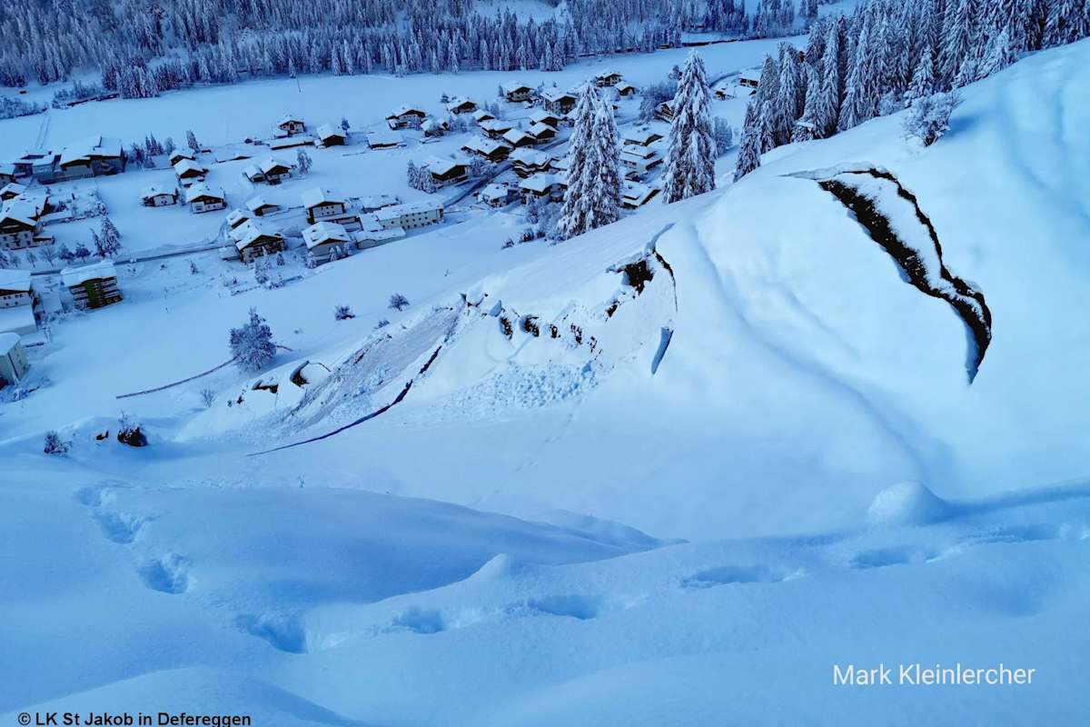 Ein Problem sind Gleitschneelawinen. Im Bild Gleitschneerisse und Gleitschneelawinen im Defereggental. (Foto: 14.11.2019)