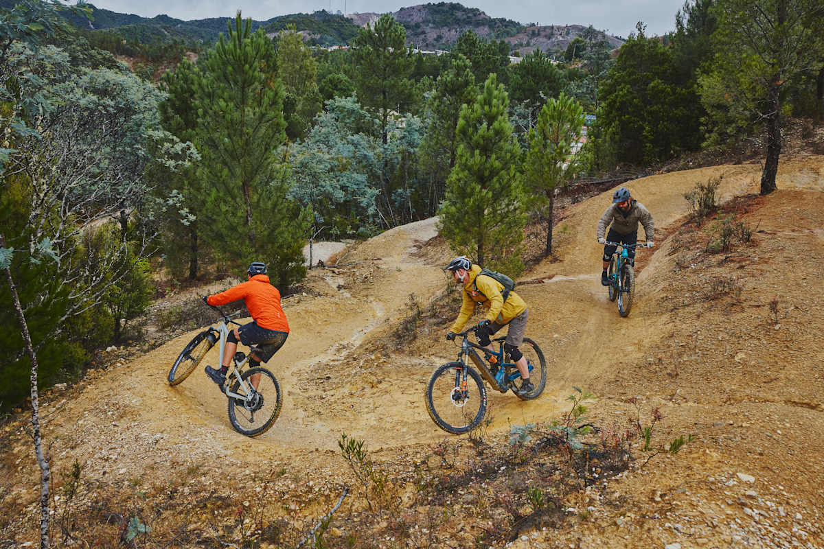 Mountainbiker in einem Mountainbike-Trailpark fahren um die Kurve