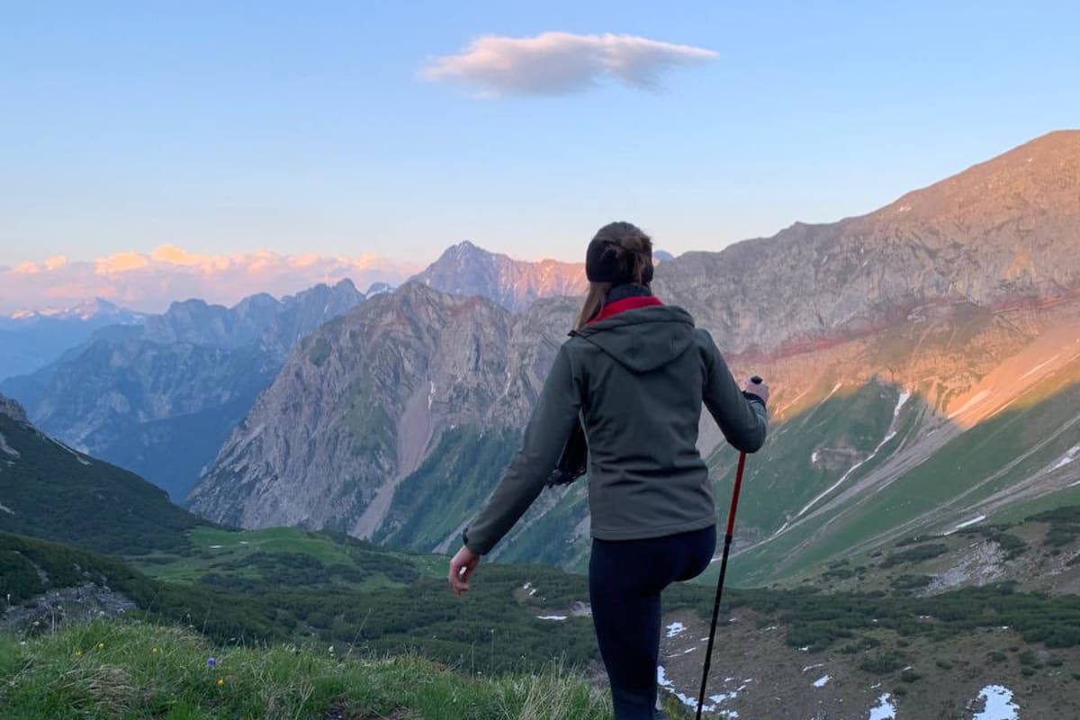 Frau blickt auf Osttiroler Bergwelten, die von der Abendsonne angeleuchtet wird