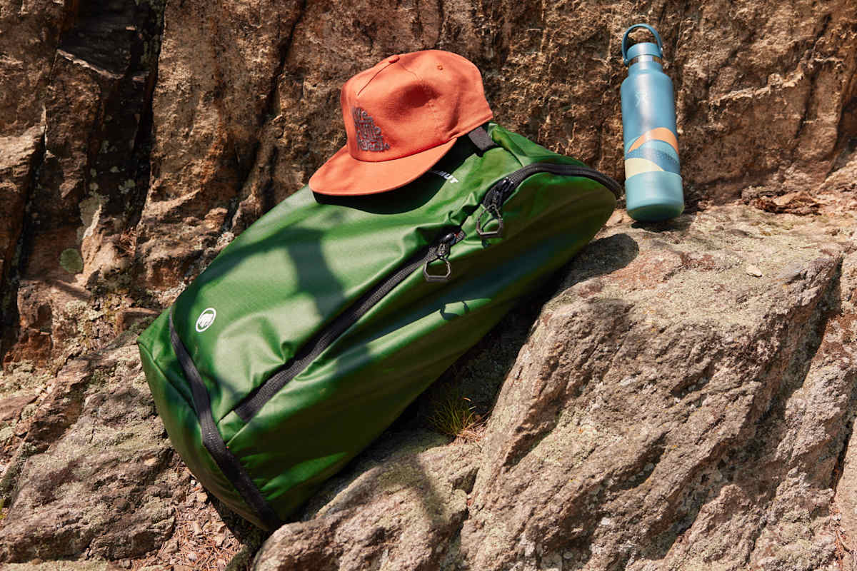 Kletterrucksack von Mammut, Kappe von Black Diamond und Trinkflasche von Hydro Flask