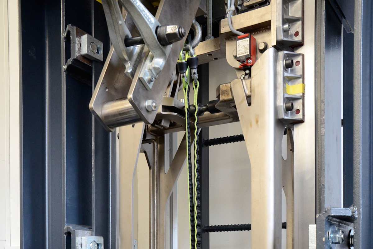 Neue Klettersteigset-Norm: Prüfanlage