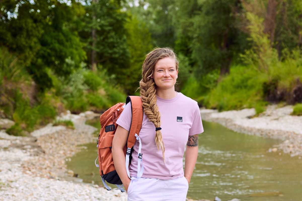 Lena auf dem Heimweg im Shirt von Jack Wolfskin, die Hose ist von Peak Performance und die Schuhe von Adidas Terrex