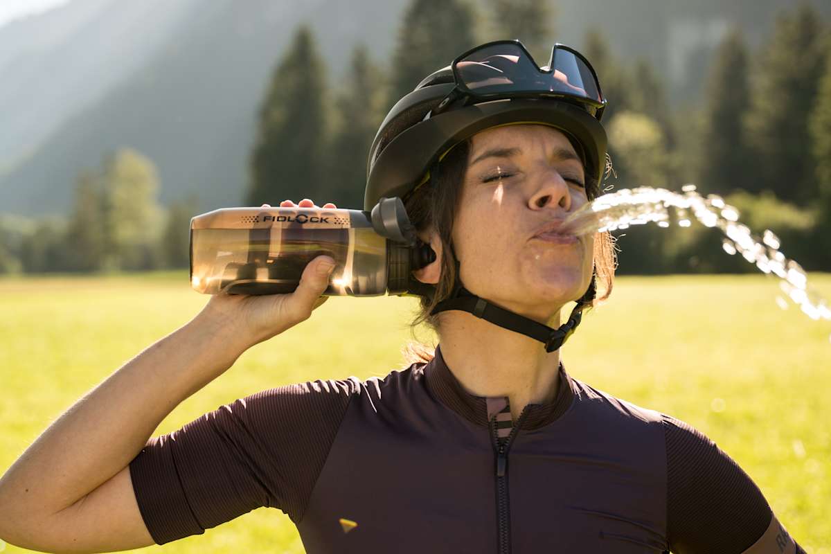 Rein damit! Beim Radfahren genug zu trinken, ist genauso wichtig wie das Essen