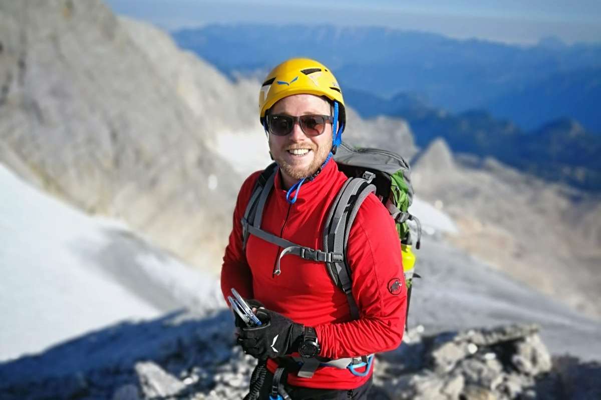 Mit einem Lächeln im Gesicht am Einstieg zum Klettersteig auf den Dachstein