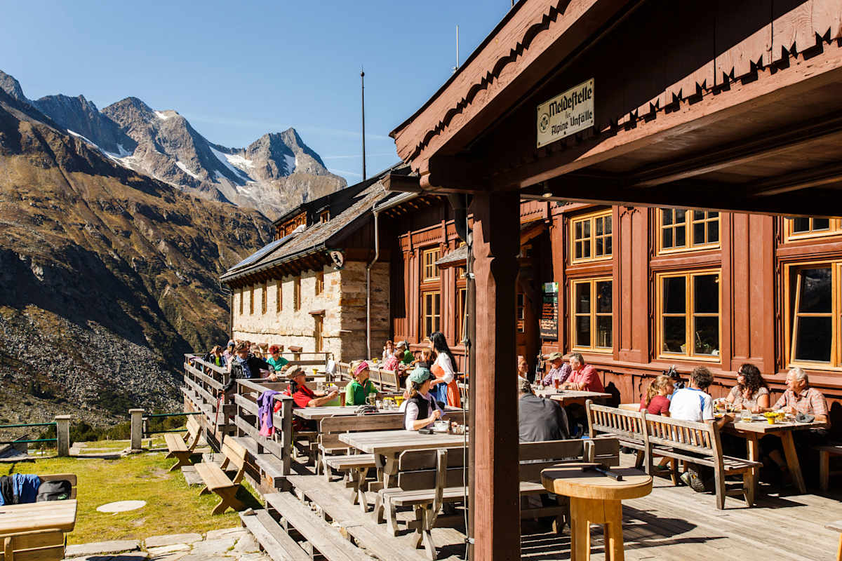 High Noon: Wenn die Sonne hoch am Himmel steht, schmeckt’s auf der Terrasse noch besser.