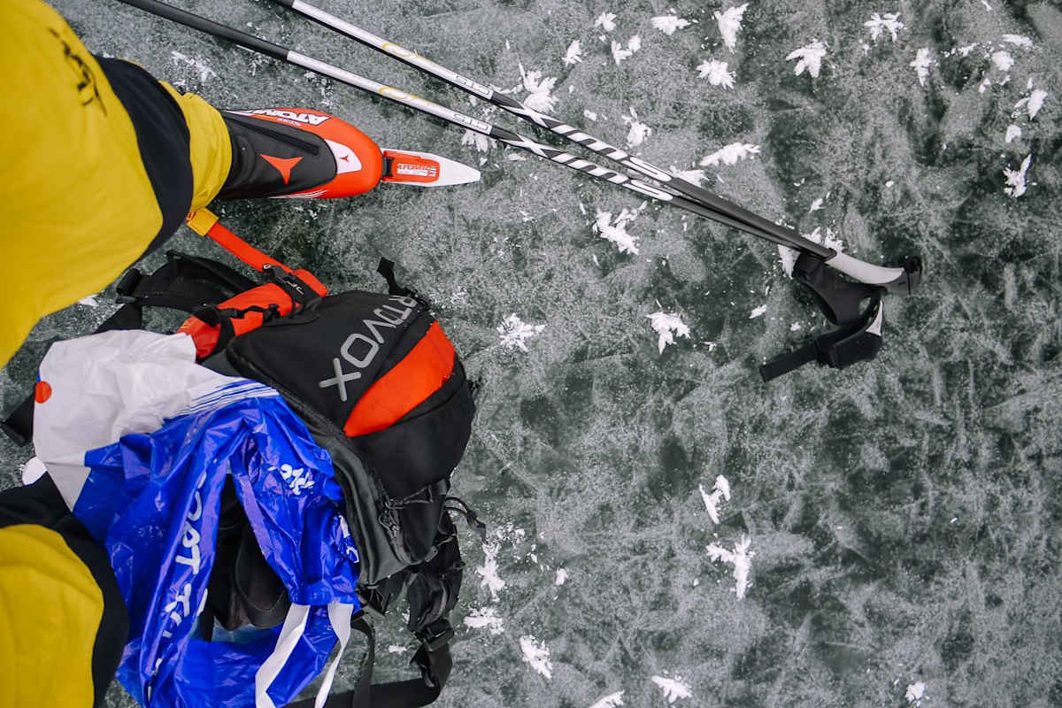 Natureis mit Nordic Skating Schlittschuhen, Rucksack und Stecken