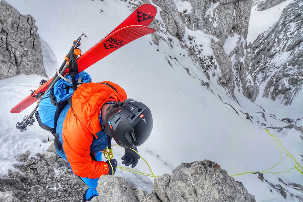 Skibergsteiger mit dem Backland Helm von Atomic