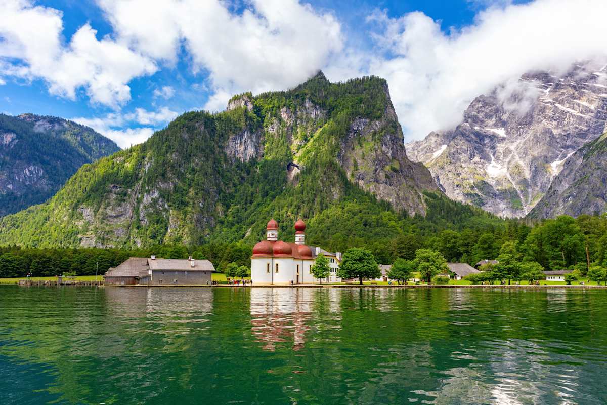 Die Kirche Sankt Bartholomä ist nur mit dem Schiff erreichbar