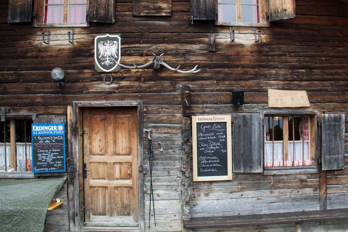 Die Almen am Patscherkofel sind alle urig und gemütlich – hier die Aldranser Alm