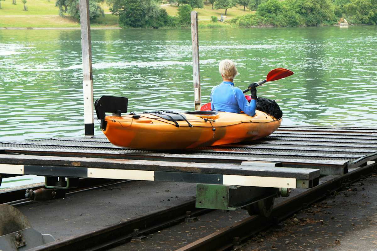 Gemütlich: Der Übersetzwagen zum Bootstransfer bei Wehren