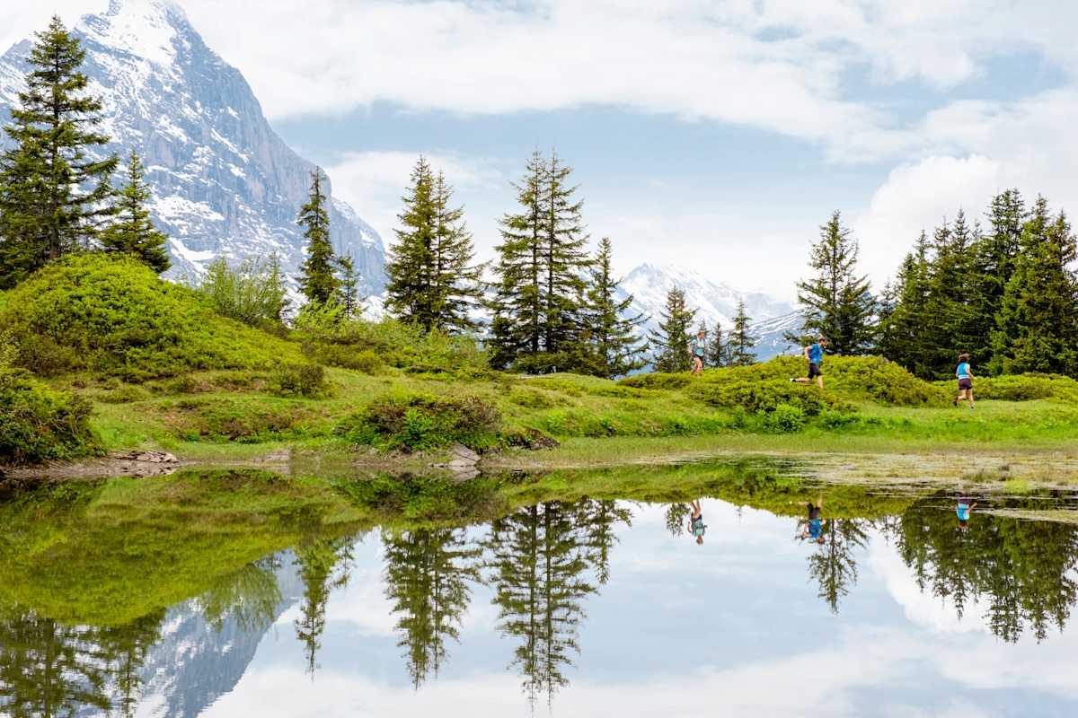 Die Trailrunner umrunden einen kleinen Bergsee.