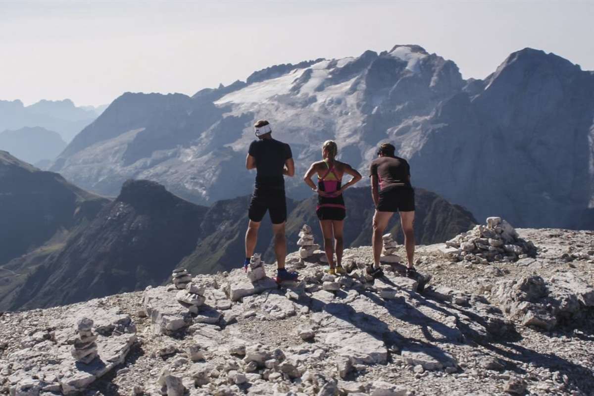 Bergläufer am Sass Pordoi mit Blick auf die Marmolada