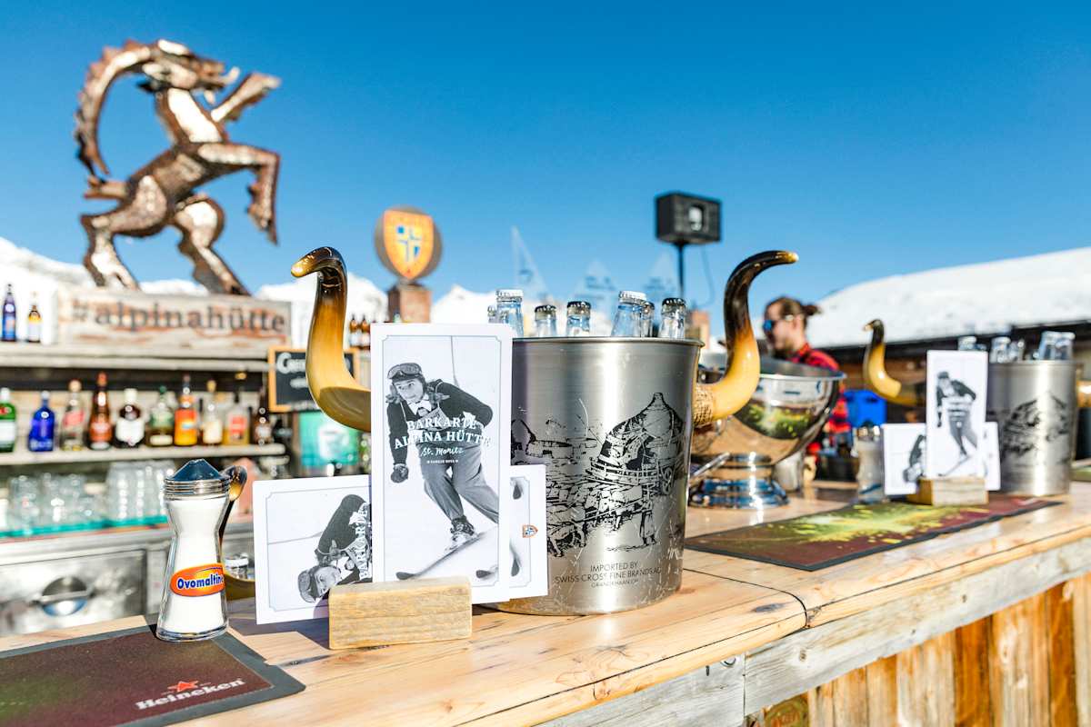 Die Bar der Alpina-Hütte bietet kühle Erfrischungen.