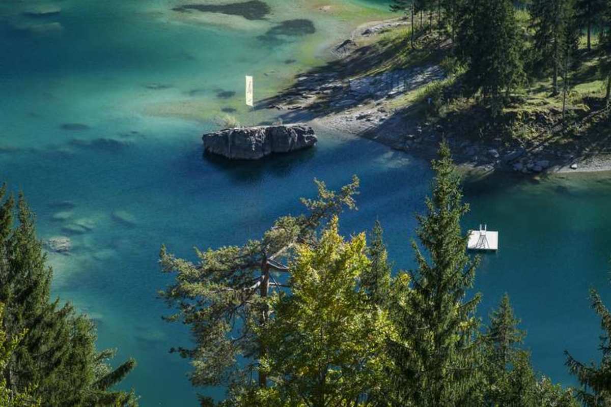 Der türkisblaue Caumasee nahe Flims