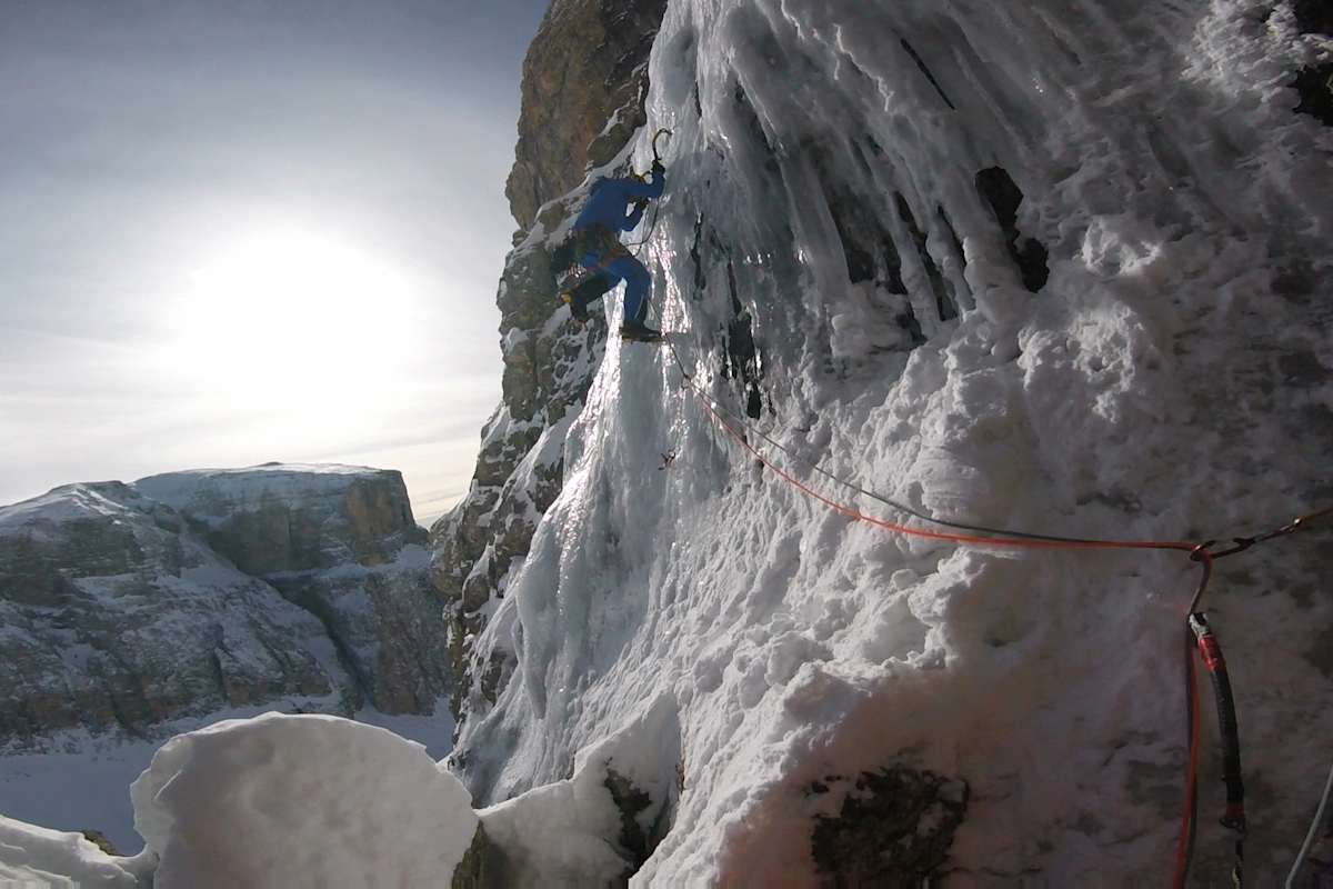 Christian im Flow im Cassiopeo Eisfall im Val Lasties im Trentino