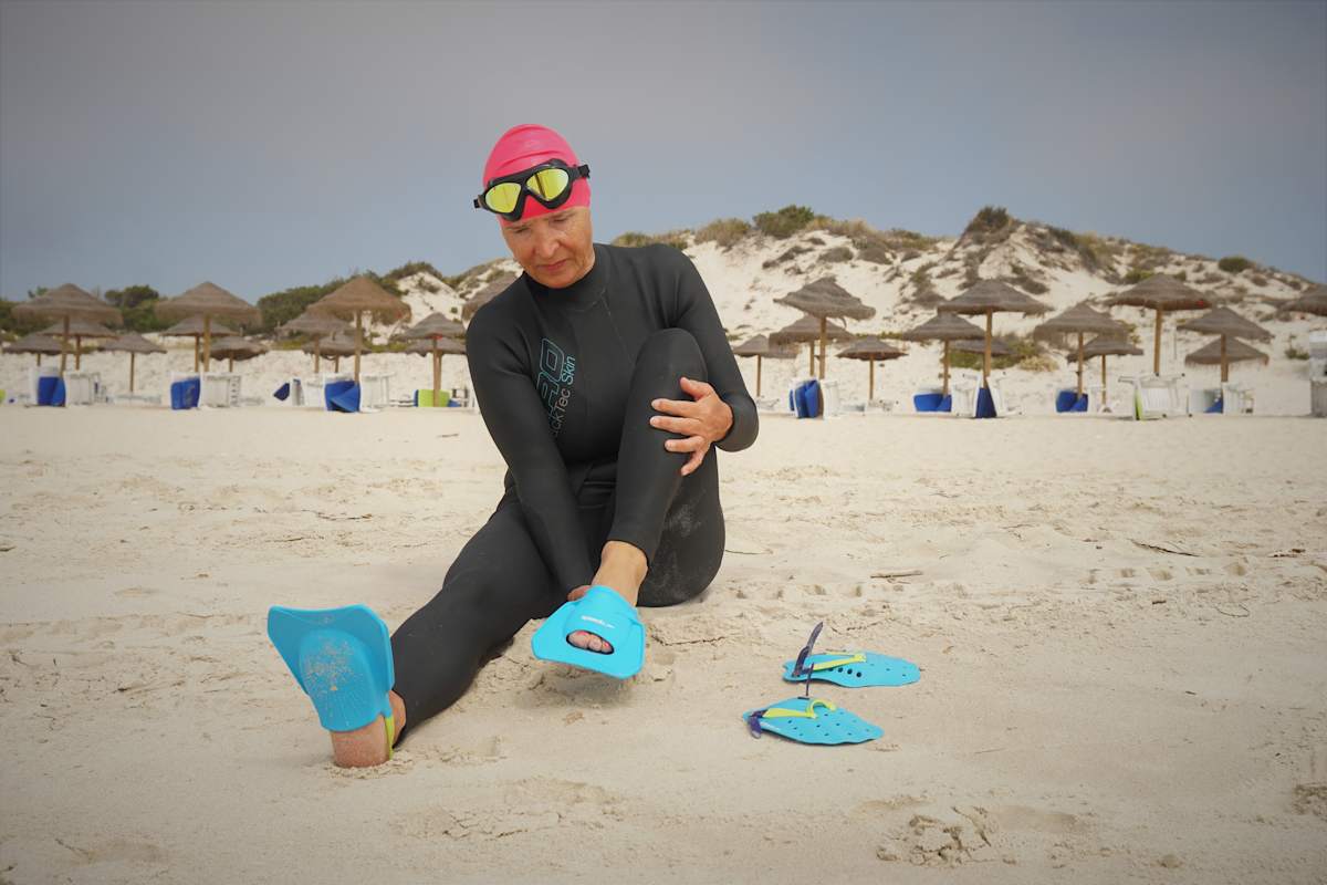 Schwimmspaß und Techniktraining: Mit Flossen und Paddles von SPEEDO.