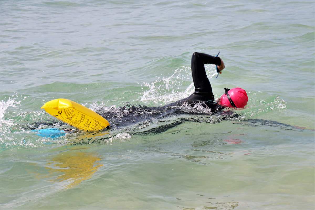 Entspanntes Schwimmen im offenen Wasser mit Boje