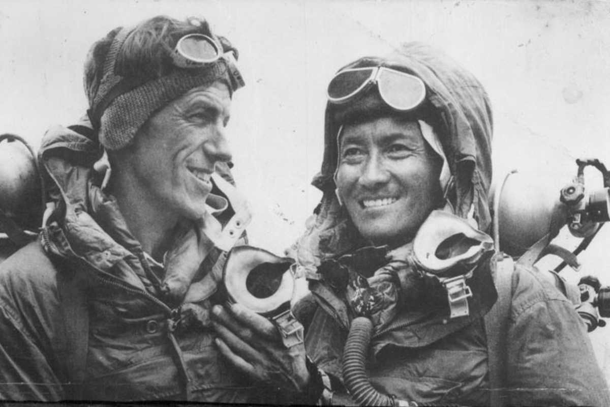 Edmund Hillary und Tenzing Norgay, die Erstbesteiger des Mount Everest, erreichten den Gipfel mit künstlichem Sauerstoff