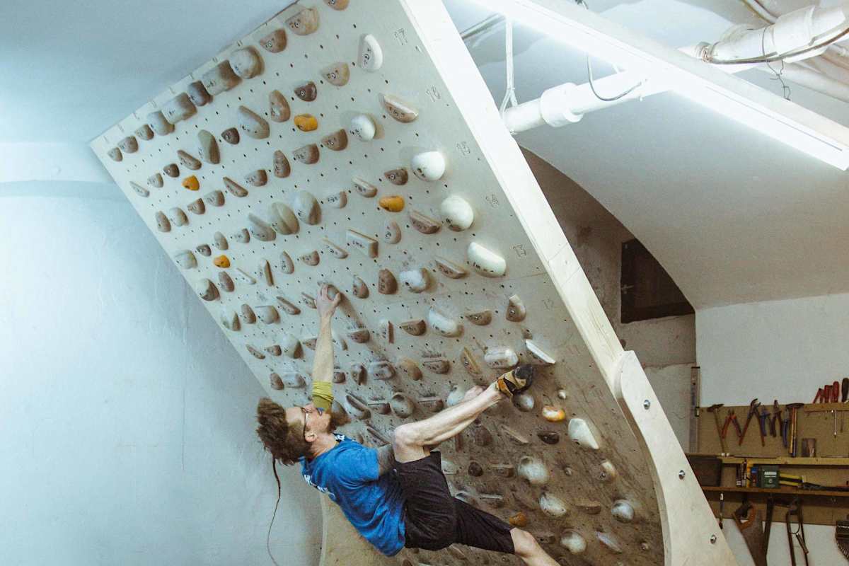 Klettern an der eigenen Kletterwand in den eigenen vier Wänden