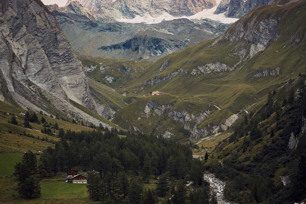 Ein Traum von einem Berg: Von der Osttiroler Seite ist der Doppelgipfel des Großglockners gut zu erkennen, die lange Linie, die von links auf den Gipfel führt, ist der Stüdlgrat, weiter hinten zeigt sich die Glocknerwand. Ziemlich genau in der Bildmitte liegt die Lucknerhütte.