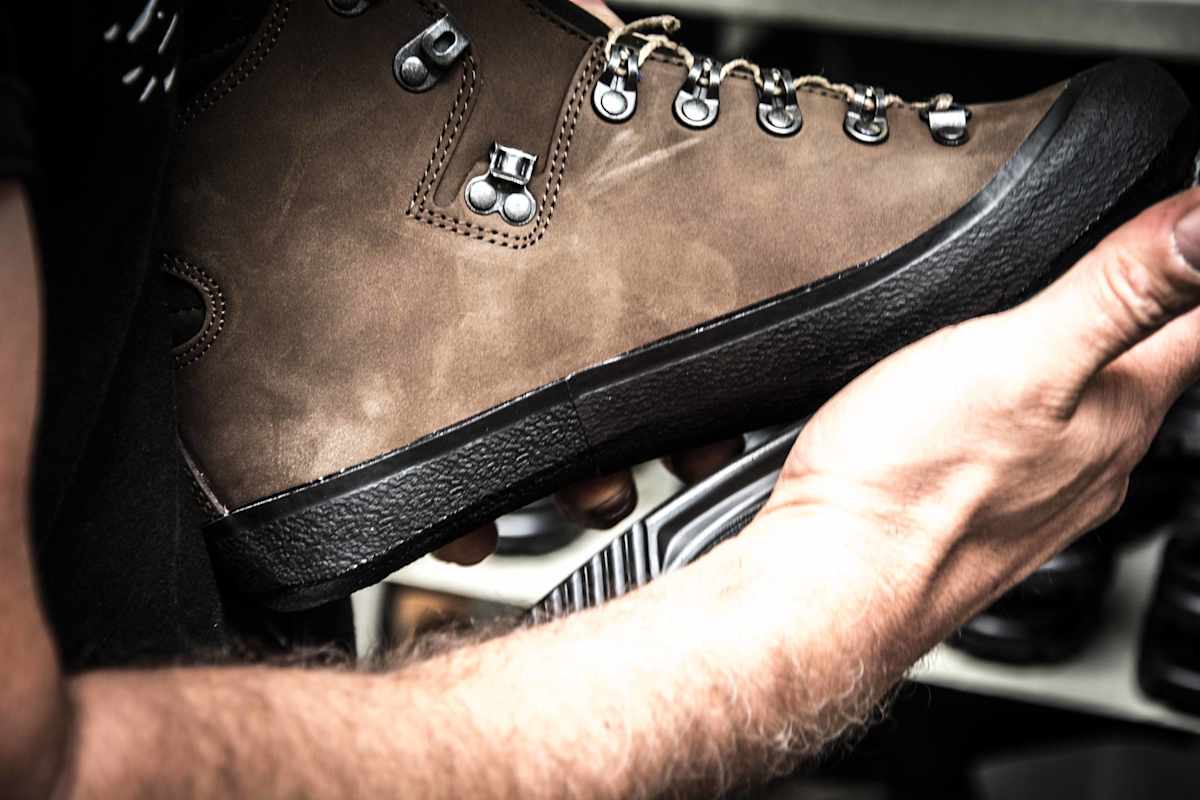 Viel Handarbeit steckt bei Hanwag in jedem Bergschuh
