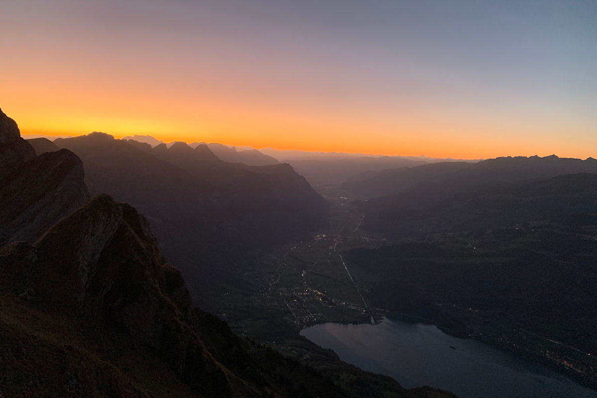 Sonnenaufgang am Gipfel des Selun (2.205 m)