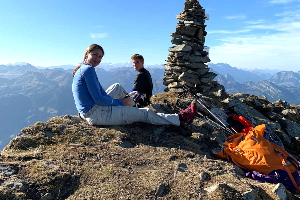 Jausenzeit bei strahlendem Sonnenschein am Brisi (2.277 m)