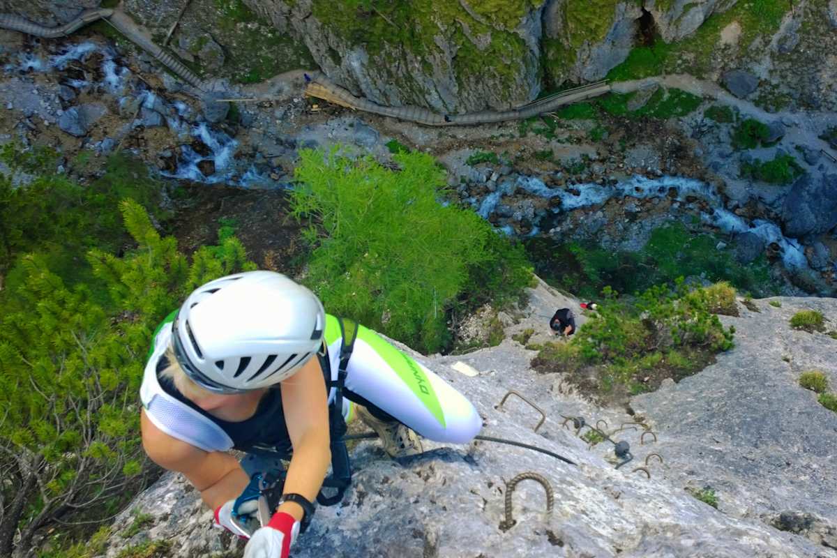 Sagenhafte Tiefblicke in der Silberkarklamm am „Rosina-Klettersteig“.