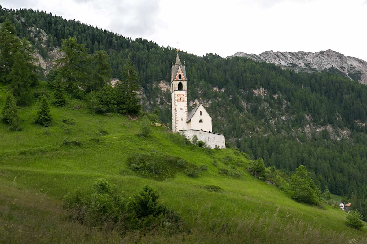 Idyllische Kirche in den Höhen der Berge