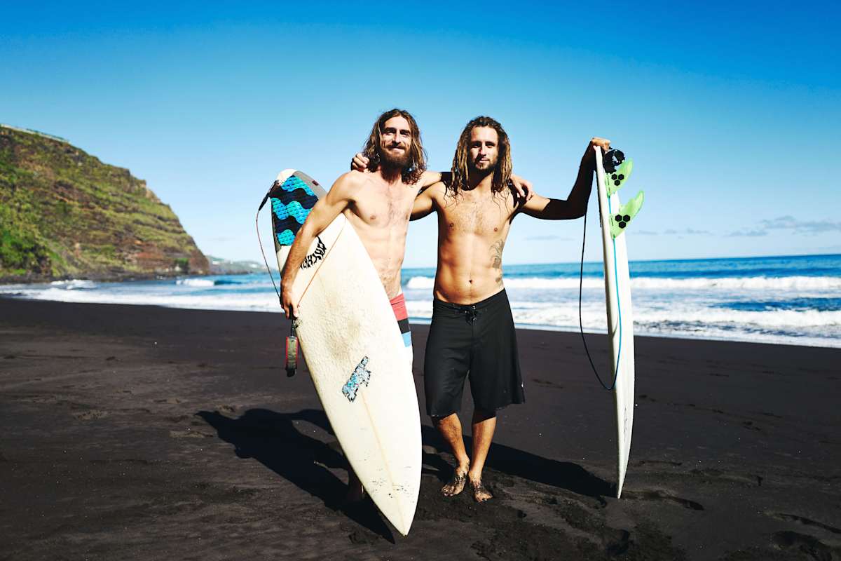 Dario und Luca auf dem schwarzen Sand der Playa de Nogales auf La Palma
