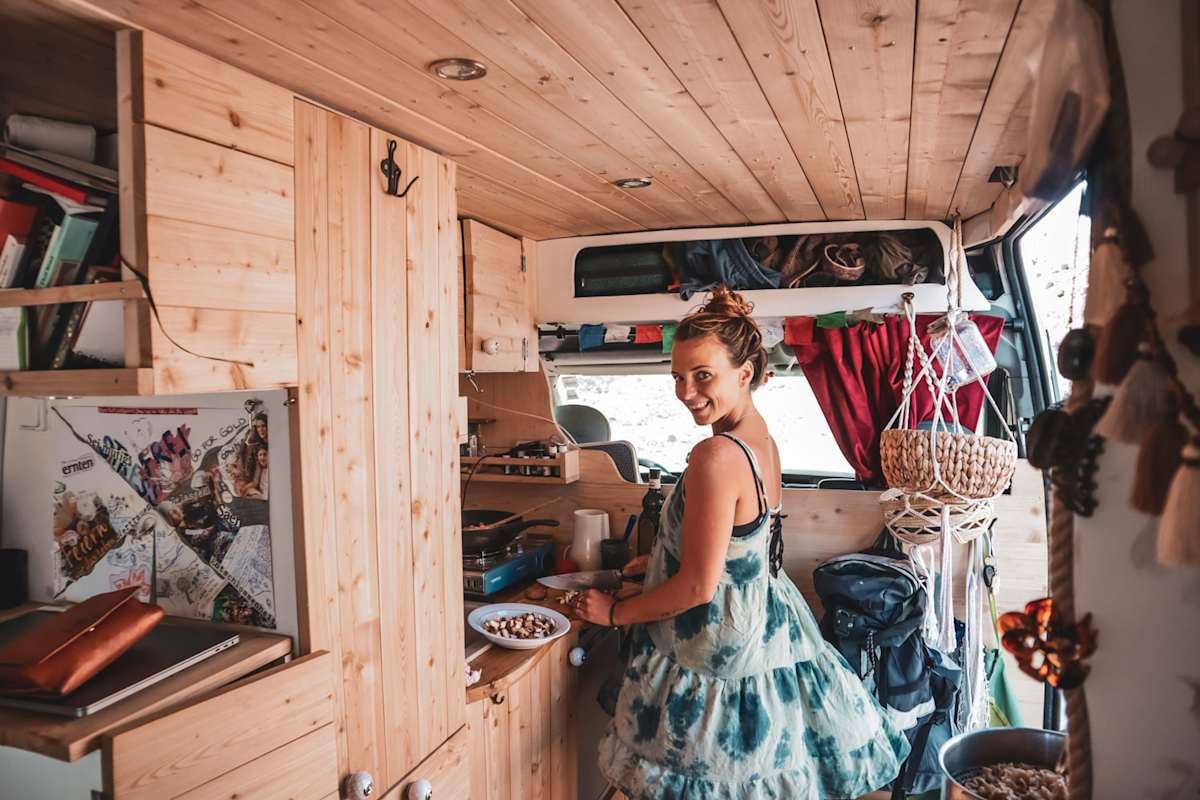 Laura beim Kochen im Van
