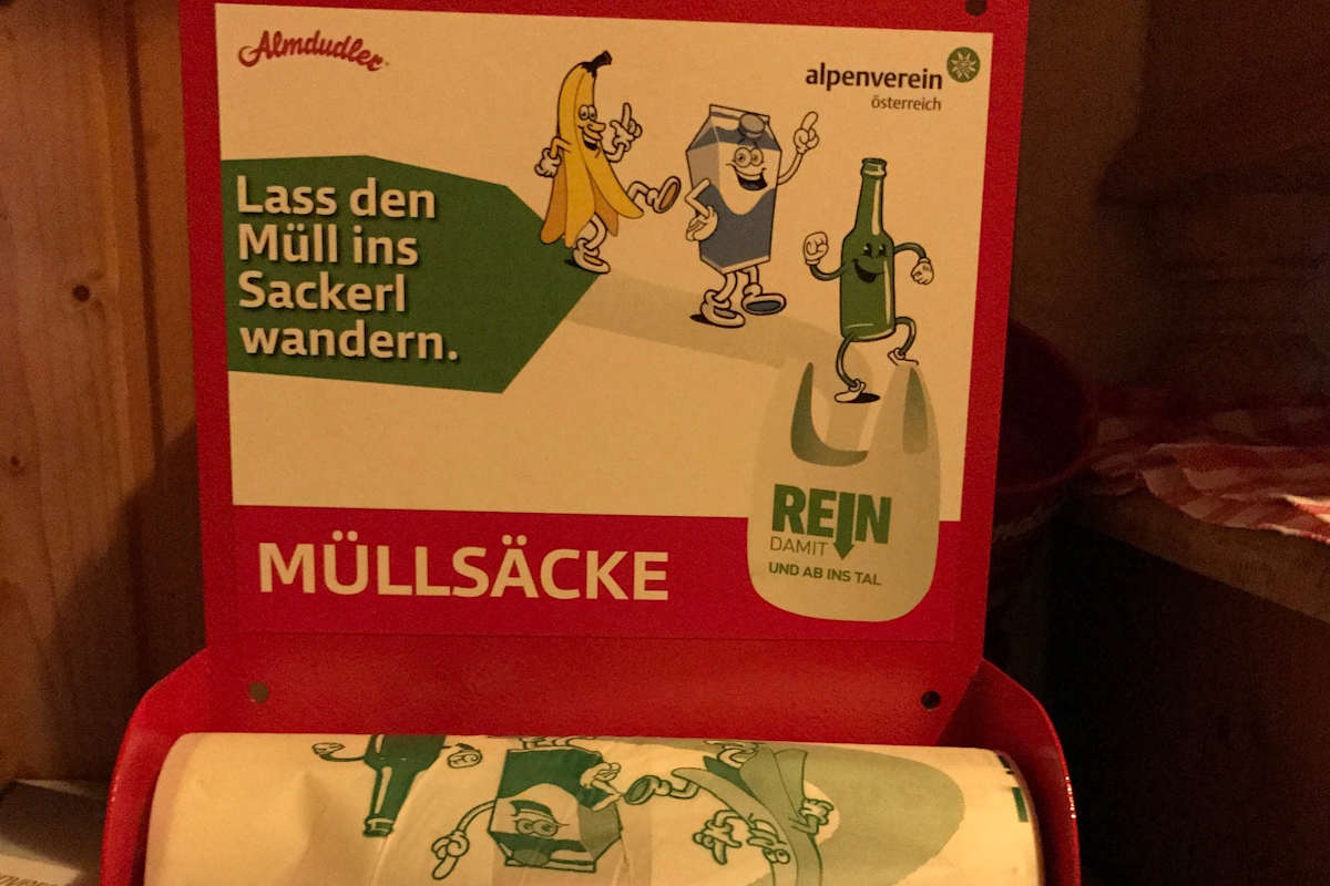 Die praktischen Müllsackspender auf den Alpenvereinshütten.